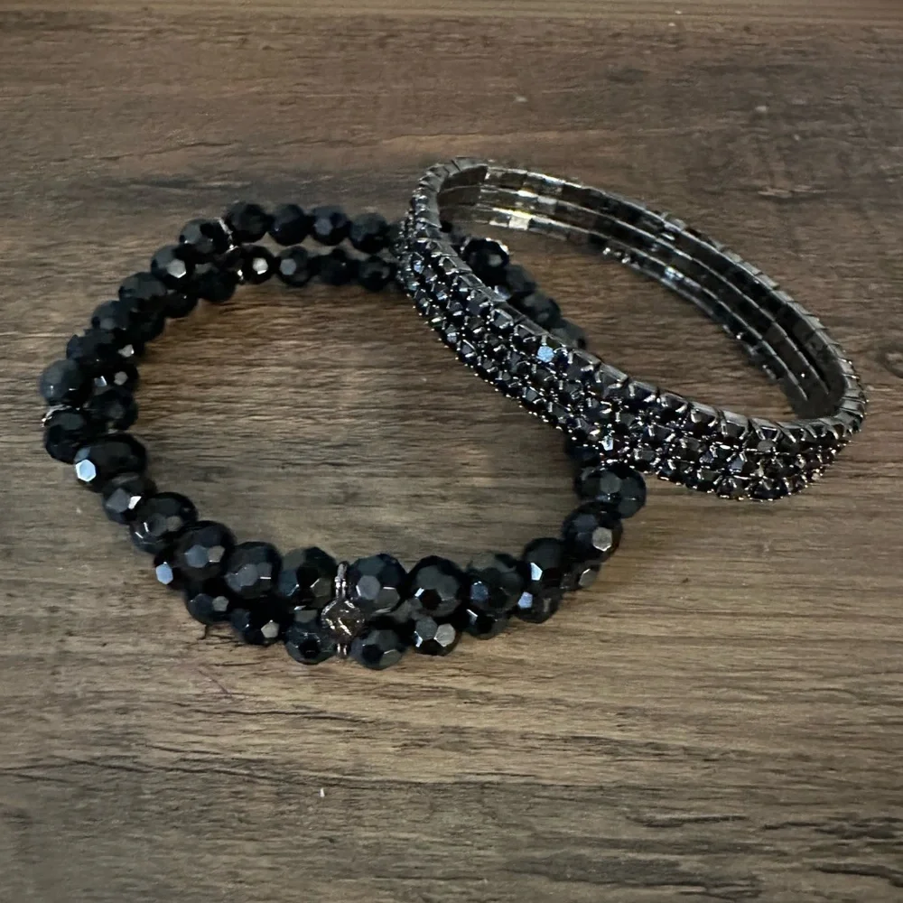 Set of black bracelets and necklace - Picture 3 of 5
